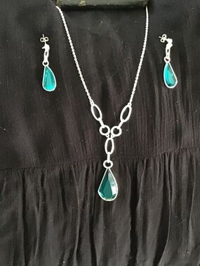 Beautiful Silver Toned Necklace and Earring Set